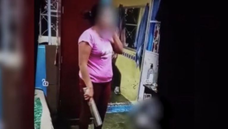 Rescatan a niños de mamá golpeadora en Ecatepec; hermana grabó todo