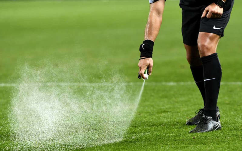 Argentino que inventó aerosol para el futbol ganó un juicio millonario a la FIFA