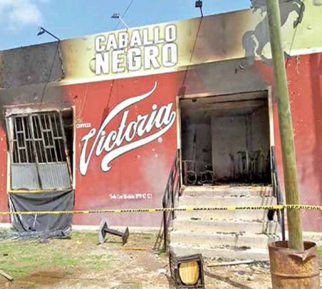 Hombres armados ingresaron al local, lo rociaron con gasolina y le prendieron fuego