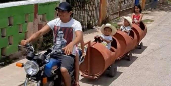 Yucatán: Papá construye un tren con barriles para jugar con sus hijos en Maní