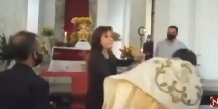 (VIDEO) Mujer da tremenda cachetada a sacerdote durante misa