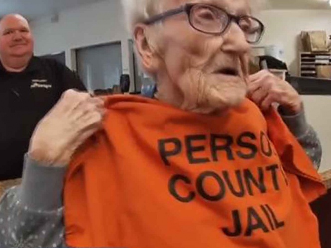 Abuelita de 100 años cumple el sueño de su vida... ir a prisión