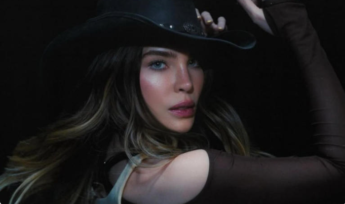 Belinda deleita en toro mecánico, alas de ángel y tocando la batería en la Feria de Puebla