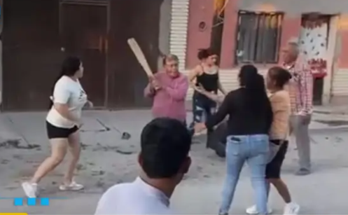 ¡Se dieron hasta con un palo! Señoras protagonizan riña campal en San Pedro, Coahuila
