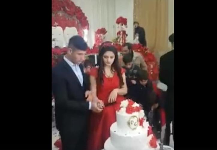 (VIDEO) Novio pierde el control en su boda y estrella una botella al piso