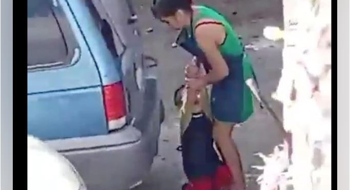 Apresan a mujer que fue exhibida cuando golpeaba a su hijo de 4 años