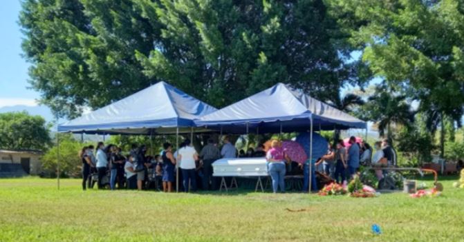 Sepultan en El Salvador a Victoria, asesinada por policías en Tulum