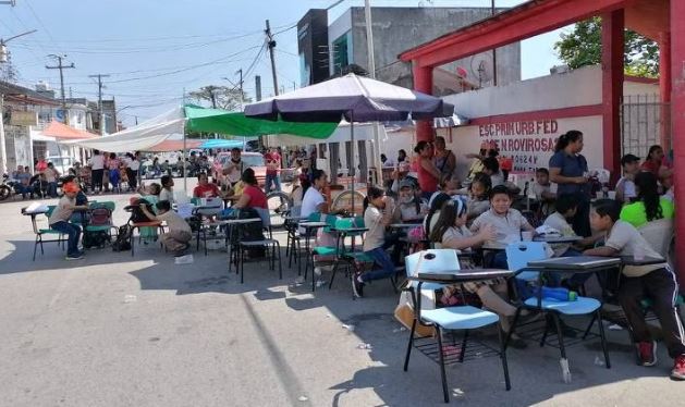 Tabasco: Niños toman clases en la calle para exigir reconstrucción de su escuela