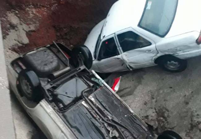 Video: Dos autos caen en enorme socavón en Edomex