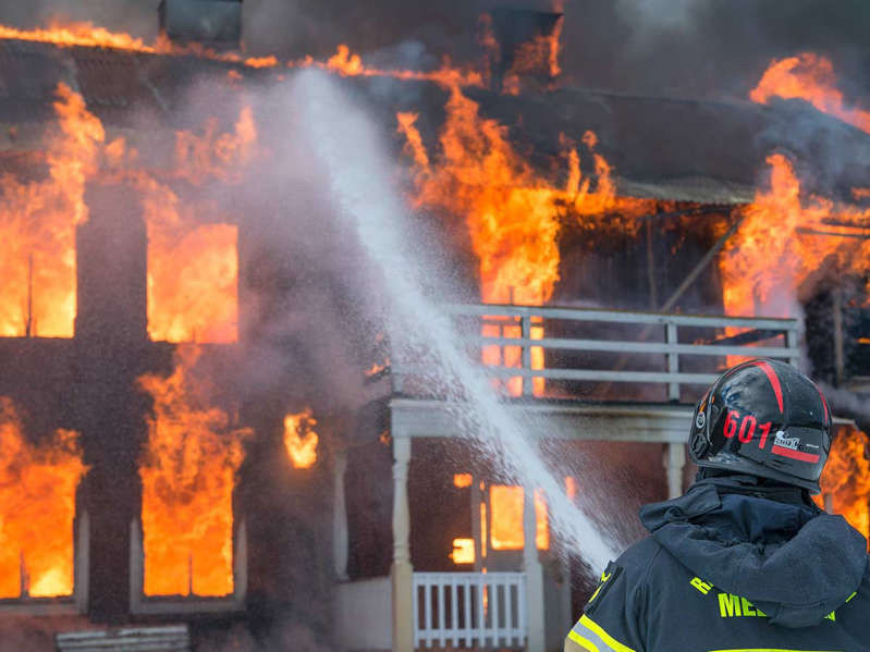 Papá sufre quemaduras y ceguera por salvar a sus hijas de un incendio