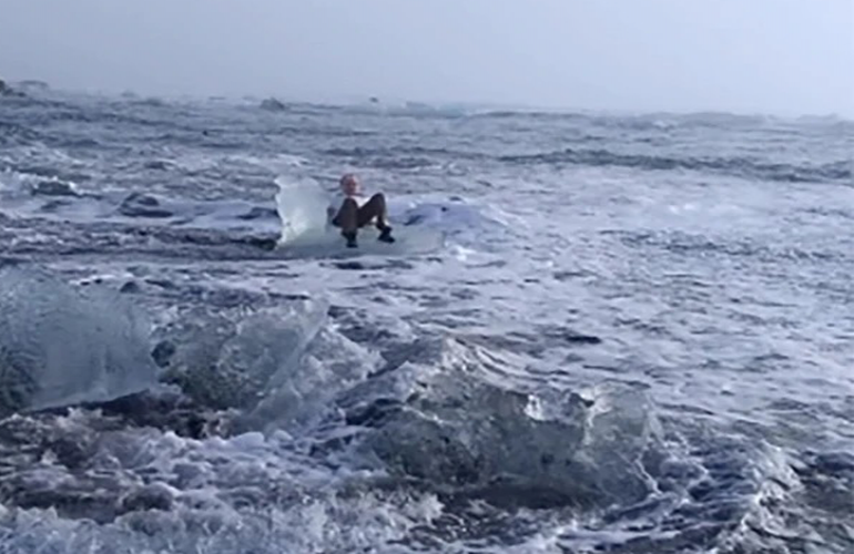 VIDEO: Rescatan a abuelita que quedó a la deriva en un iceberg