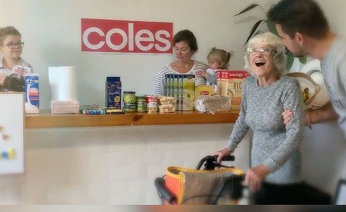 Video: Simulan “súper” en casa para que abuelita con Alzheimer haga sus compras