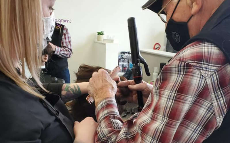 Abuelito acude a escuela de belleza para aprender a peinar a su esposa