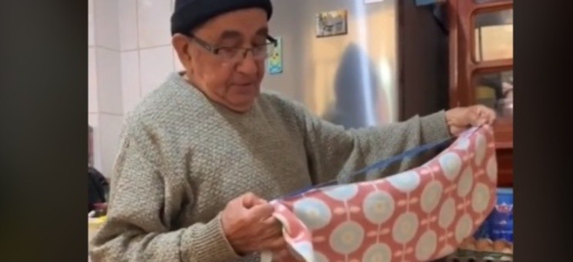 Abuelito cose un suéter para su perro