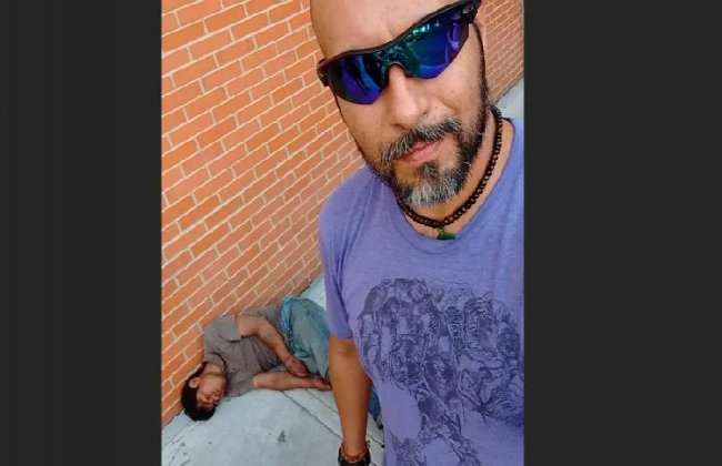 Ciclista noquea a ladrón que se llevaba su bicicleta y celebra con ‘selfie’