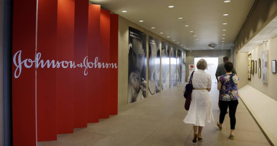 Johnson & Johnson retira 33,000 botellas de talco para bebés por rastros de asbesto