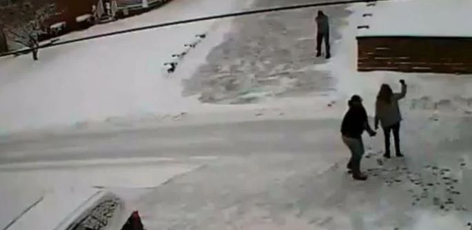 ((VÍDEO) EE.UU.: Sujeto se suicida tras matar a vecinos que jugaban con nieve