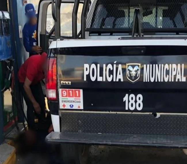 Ni a la autoridad respetan: Emboscan a policías en gasolinera de Guaymas