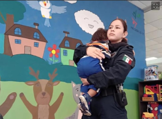 NL: Niño de 2  años sale solo a la calle de madrugada; sus papás estaban de fiesta