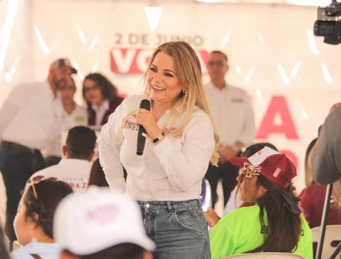 Candidata de Morena al Gobierno de Jalisco se tambaleáa en mitin ¿Alcoholizada?