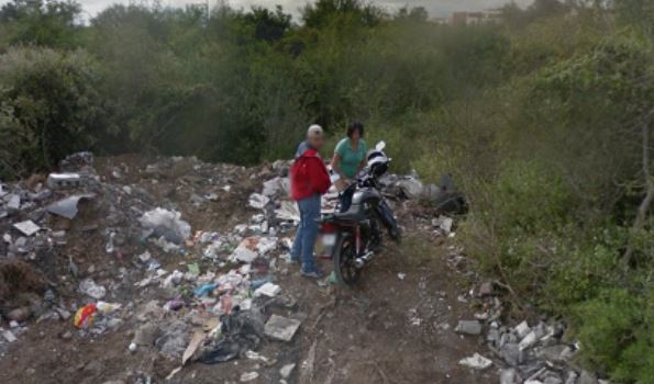 Google Maps capta a regios en presunto acto íntimo en baldío lleno de basura