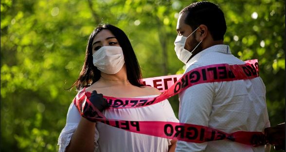 Nueva York: Aconsejan usar mascarilla y posiciones “creativas” para la intimidad