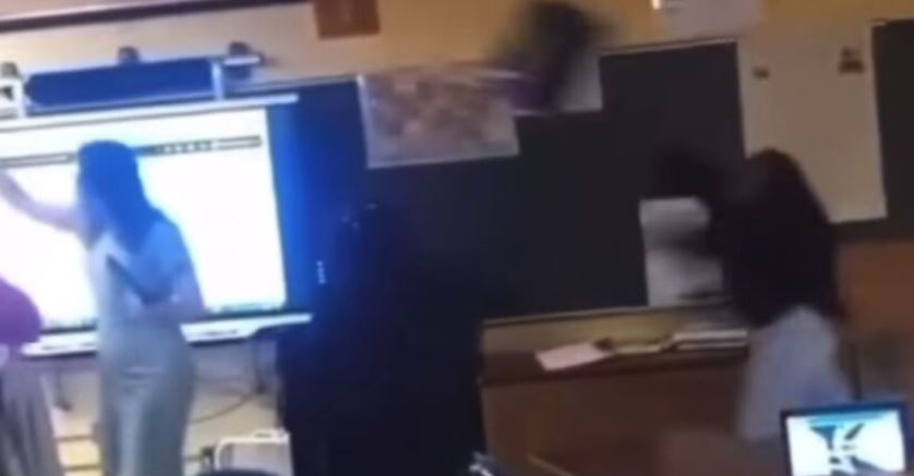 (VIDEO) Deja inconsciente a su maestra tras aventarle una silla