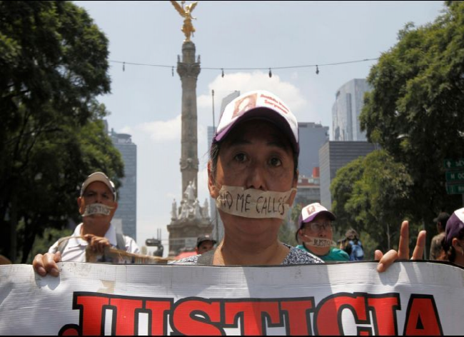 Marchan en silencio en Ciudad de México contra feminicidios