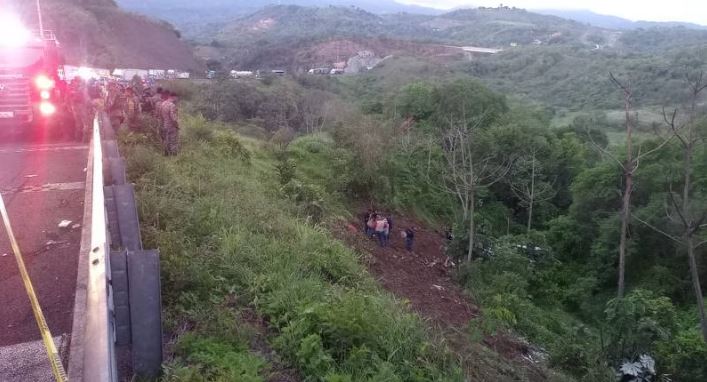 Autobús cae a un barranco en Tepic; 19 mueren