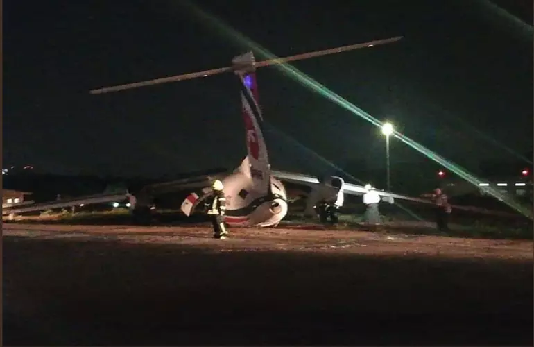 Avión derrapa y se rompe en tres partes; hay varios heridos