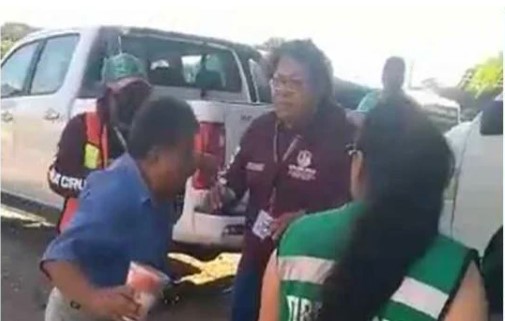 (VÍDEO) Sujeto tira thinner a funcionaria de Oaxaca e intenta prenderle fuego