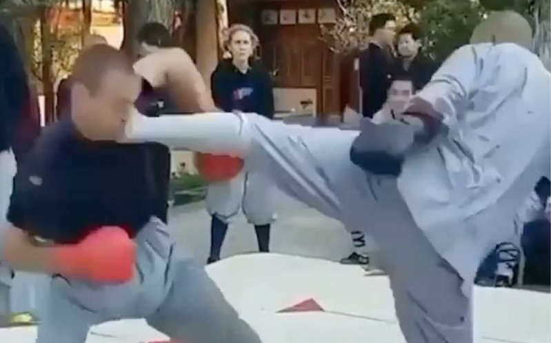 (VÍDEO) Impresionante patada en la cara de un monje Shaolin a un luchador de UFC