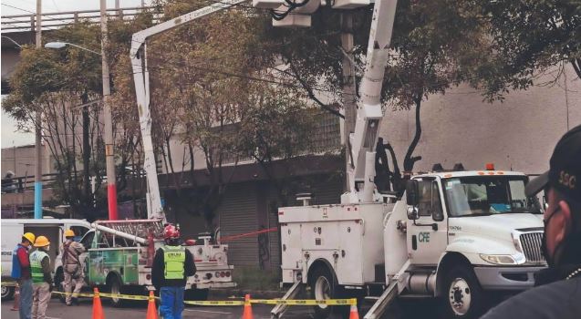 Iztapalapa: Intenta robar luminaria pero termina electrocutado