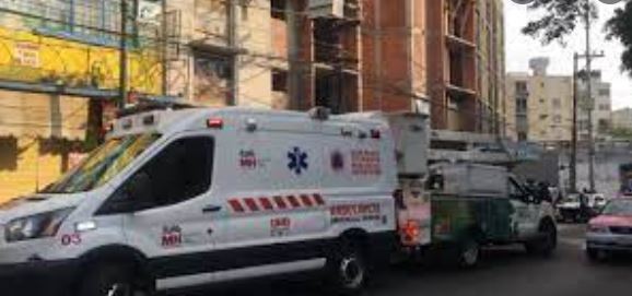 Albañil muere al caer electrocutado de casi 15 metros en CDMX