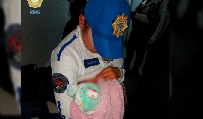 CDMX: Policía alimenta a recién nacida que tenía hambre en el Metro