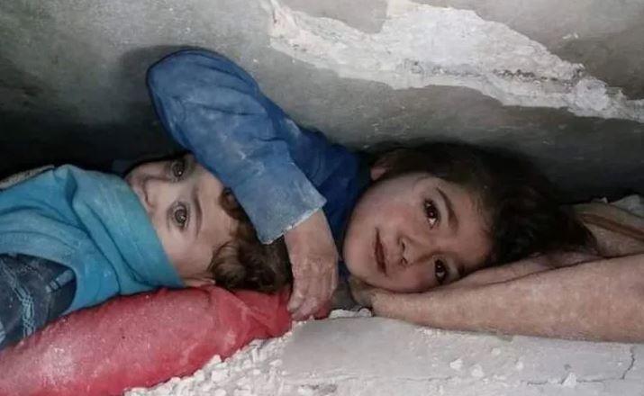 Siria: La historia detrás de la foto de niña que protege a su hermano entre los escombros