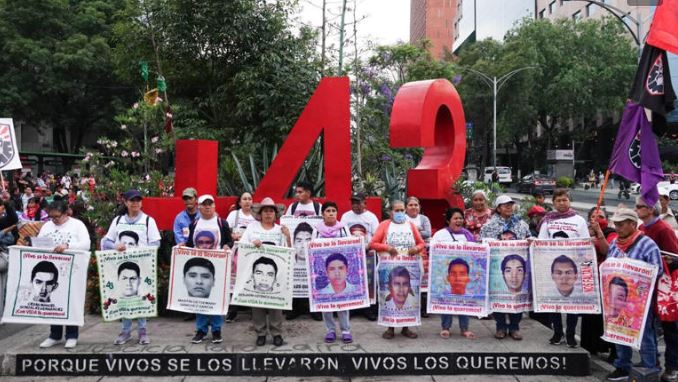 “AMLO, saliste peor que Peña Nieto”, reclaman padres de los 43