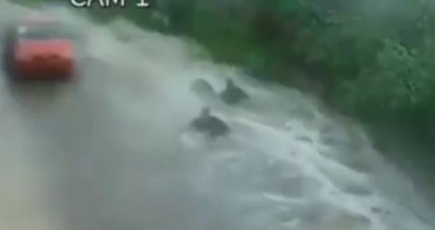 VIDEO: Caudal de agua arrastra a dos hombres en Ecatepec