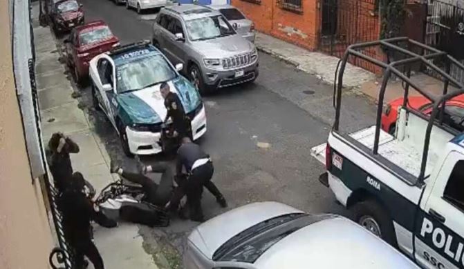 (HAY VÌDEO) Policías y motociclistas se agarran a golpes en plena calle