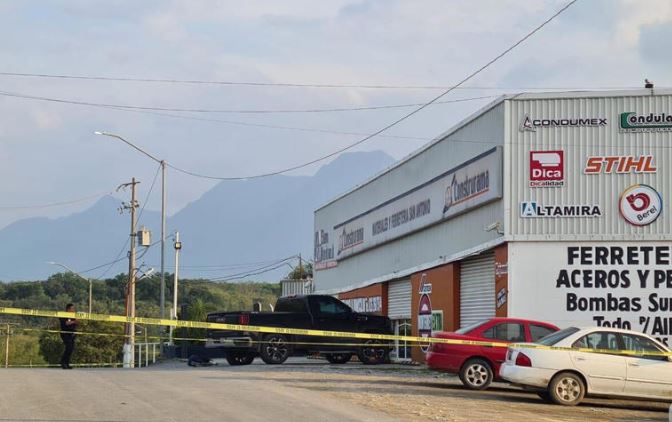 Asesinan a balazos a hombre afuera de ferretería; estaba por abordar su camioneta