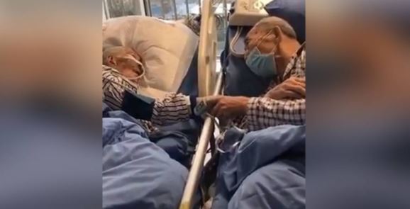 (VÍDEO) Abuelitos chinos con coronavirus se despiden en un hospital