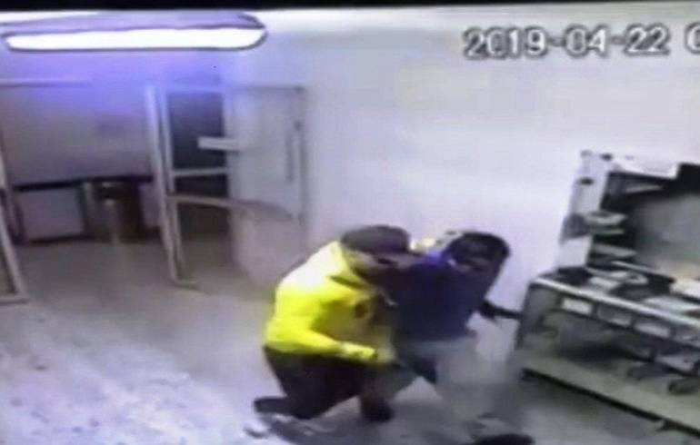 (VIDEO) Irrumpen en hospital, amagan a empleados y roban “fuerte cantidad”