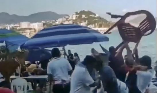 (VÍDEO) A sillazos y botellazos, turistas y meseros se enfrentaron en Acapulco