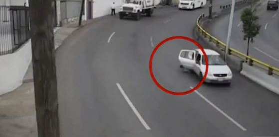 (VÍDEO) Sale disparado un niño de automóvil en movimiento