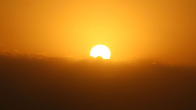 Un hombre y su hijastro mueren tras caminar bajo calor extremo en Texas