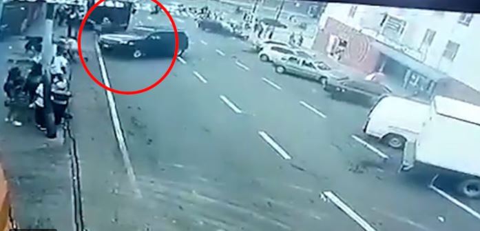 (Impactante vídeo) Policía venezolano atropelló a 6 personas en Caracas