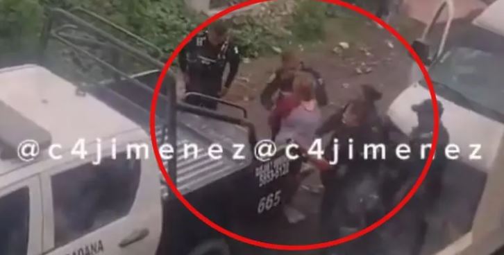 (VÍDEO) Edomex: Policías avientan a señora a patrulla y sin motivo