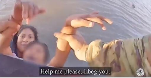 Dramático rescate de mujeres y niños migrantes de las aguas del río Bravo